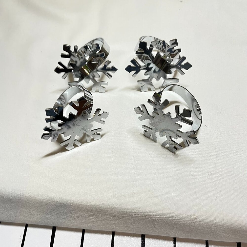 Pier 1 Silver Snowflake napkin rings (set of 4) (JCL09)